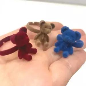 [셀러에이드]곰돌이 모양 반지 캐릭터 링 벨벳 소재 세무 악세사리