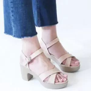 [에이치플러스몰]여름용 통굽 샌들 여성용 크로스 스트랩 고급 구두