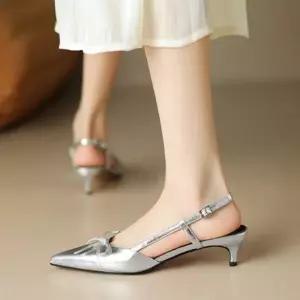 [에이치플러스몰]여성용 여름 플랫 샌들 실버 스트랩 버클 오픈슈즈 여행용 단화