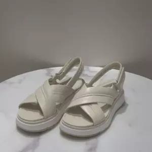 [갤러리아] 금강제화 클락스 여성 쿠션 스트랩 굽 샌들 CLASAC5107WF9