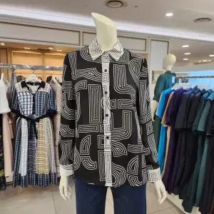 [베스띠벨리]로고프린트블라우스BKBAB2403BKP_BP