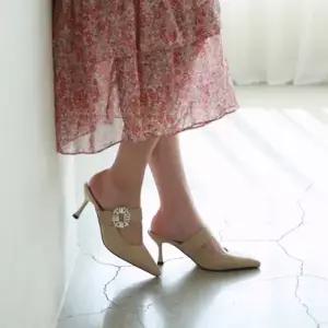 쥬얼 장식 스트랩 포인트 슬림 힐 뮬 슈즈 6SS