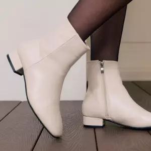 [슈펜] [베이직] 스퀘어 앵클부츠 3.0 (HPWXAD4905-T)