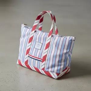 [톰브라운] 남성 스트라이프 토트백UAG070F F0216 451