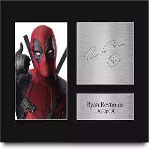 HWC 트레이딩 라이언 레이놀즈 선물 인쇄 사인 데드풀 사진 디스플레이 - 미국 편지 크기