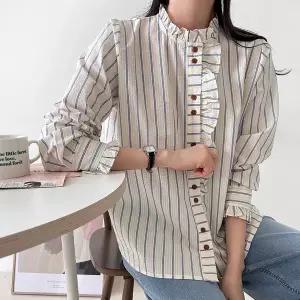 여자 프릴넥 투버튼 스트라이프 봄남방 면 박시 셔츠