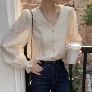 [의류] 블라우스 레이스 퍼프 v넥 여자 소개팅룩 프릴소매