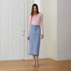 [롯데백화점]에고이스트 [BL] 자수 포인트 미디 데님스커트 ES2ODS01