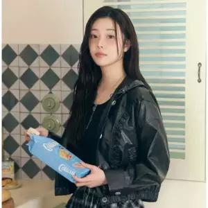 [롯데백화점]에고이스트 러플 디테일 페이크레더 점퍼 ES2TZ301