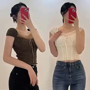 라인즈프릴티 레이스 반팔 셔링 크롭 여리핏 블라우스 (KYR-WFHQDK3)