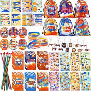 Vertintong 다트 배틀 파티 선물 개학 110개, 가방, 실리콘 손목 밴드 배지 노트북 키체인 스티커, 구부릴 수 있는 생일 연필 포함