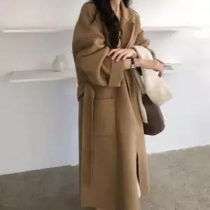 오버핏 롱코트 여유 있는 오버핏 실루엣 허리 스트랩으로 멋스러운 핏조절 도톰한 모직 아우터