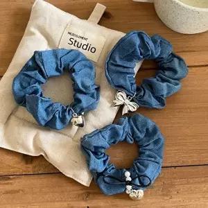 데님 청 하트 리본 팬던트 스크런치 곱창 밴드 (KYR-WFFG3T7)