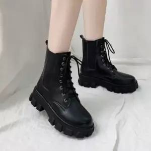 |CCS7DBA|여성 통굽 레이스업 사이드 밴딩 가죽 부츠