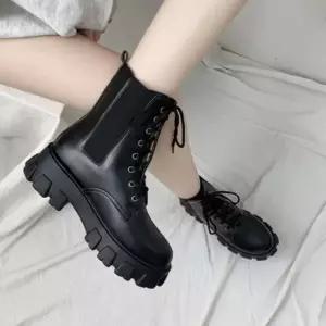 |CCS7DBA|여성 통굽 레이스업 가죽 사이드밴딩 부츠