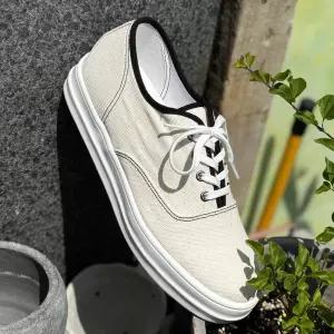 여름 남자 데일리 로우탑 스니커즈 디자인의 깔끔한 캔버스화