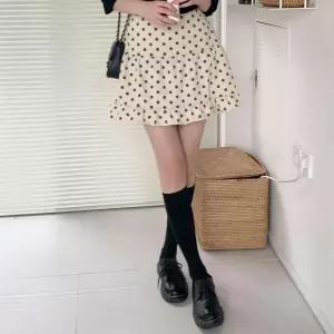 KMK16D6여자 러블리 땡땡이 프릴 셔링 미니 스커트_23201428