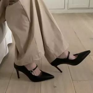 러블리 진주버클 스트랩 미들힐 5FWY