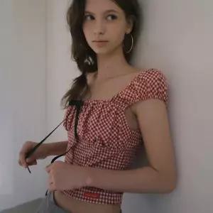 오버듀플레어 RIBBON HEART NECK VOLUME BLOUSE_RED CHECK