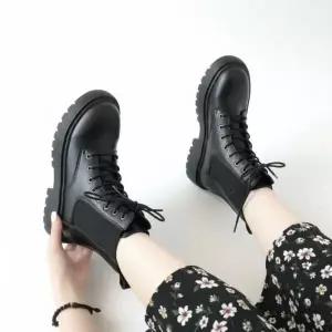 /신상오픈런 여성 통굽 레더 빅사이즈 레이스업 워커 부츠