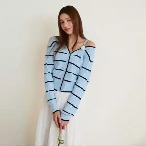 갤러리아 [BLUE LABEL]로즈 원숄더 스트라이프 니트 가디건 ES2OKG01