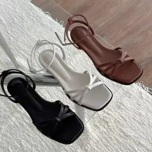 [에이치플러스몰]사선 꼬임 여성 발등 스퀘어 스트랩 샌들 쉐입 가죽