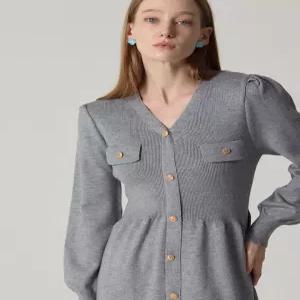 [오조크][오조크(OZOC)] 퍼프 숄더 버튼 디테일 플레어 니트 원피스 (택가격 138000원)