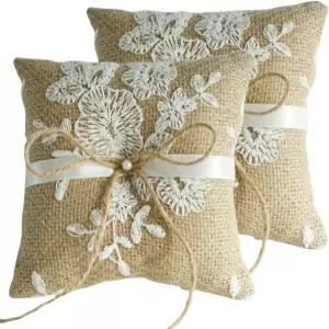 QIRMIZI 2PC 빈티지 러스틱 버랩 링 베어러 베개 - 레이스 보우 자수 플라워 리본이 있는 우아한 가을 웨딩