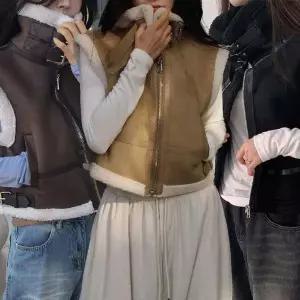 [셀러허브]빈티지 하이넥 보온 무스탕스타일 테두리퍼 버클 조끼 (S45982036)