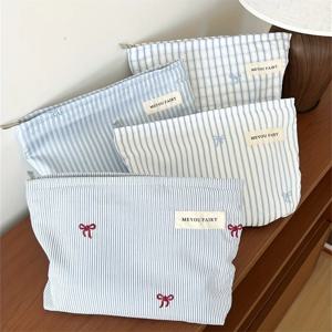 연한 파란색 줄무늬 리본 화장품 가방, 지퍼가 달린 여성 여행용 메이크업 정리함, 다용도 세면도구 파우치