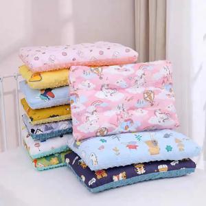 유아 및 어린이용 콩 섬유 안락 베개, 귀여운 만화 동물 패턴, 양면 디자인, 양면 사용 가능, 폴리에스터 섬유 충전재, 세탁 가능, 부드럽고 피부 친화적이며 편안하고 통기성이 있으며 휴대가 간편하며 유모차, 유아차, 야외 피크닉, 차 안 등 다양한 상황에 적합하며, 0-3세 영유아에게 적합합니다. 어린이 선물은 할로윈, 크리스마스, 추수감사절 및 기타 명절에 최고의 선택입니다.