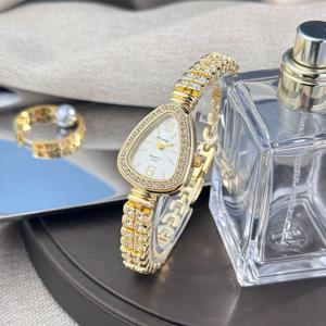 여성용 다이아몬드 세트 스네이크 헤드 합금 케이스 썬 스트라이프 스트라이프 스케일 다이아몬드 세트 고급 팔찌 쿼츠 시계 럭셔리 여성용 시계