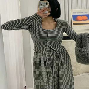 세련된 니트 스트라이프 탑과 캐주얼 팬츠 세트 동대문 싱글 버튼 여성용 앙상블, 다양한 상황에 적합