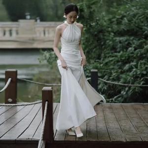 럭셔리 심플 화이트 새틴 스몰 테일 신부 웨딩드레스 섹시 홀터 백리스 볼 가운 웨딩 이브닝 프롬 드레스 여성용