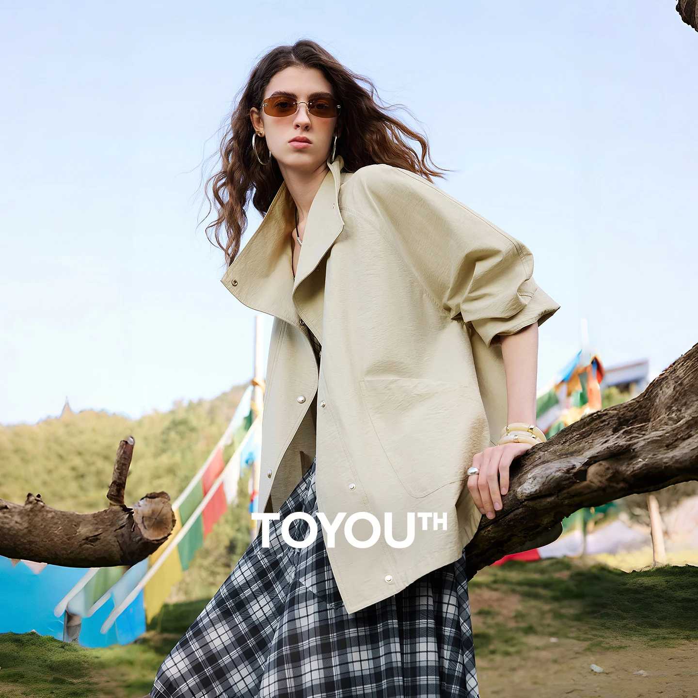 토유스 여성 2026 봄 신상 루즈핏 스탠드칼라 유틸리티 스타일 경량 자켓 코트 (슬럽 주름 질감)