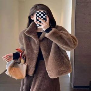 트렌디한 럭셔리 짧은 두꺼운 스탠드 칼라 밍크 벨벳 퍼 재킷 여성용 패셔너블한 친환경 가죽 코트 캐주얼 겨울 아우터