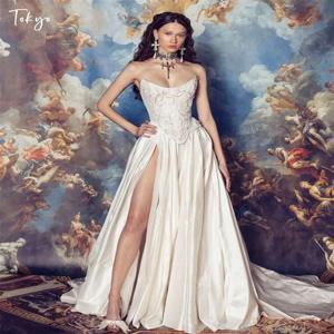 도쿄 맞춤형 화이트 스트랩리스 웨딩드레스 민소매 사이드 하이 슬릿 브라이덜 가운 2025 레이스업 백 A라인 웨딩드레스