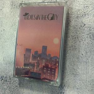 나이트 템포 레이디스 인 더 시티 앨범 베이퍼웨이브 음악 카세트 테이프 네온 레트로 사운드 브랜드 뉴 기프트 컬렉션 플레이백