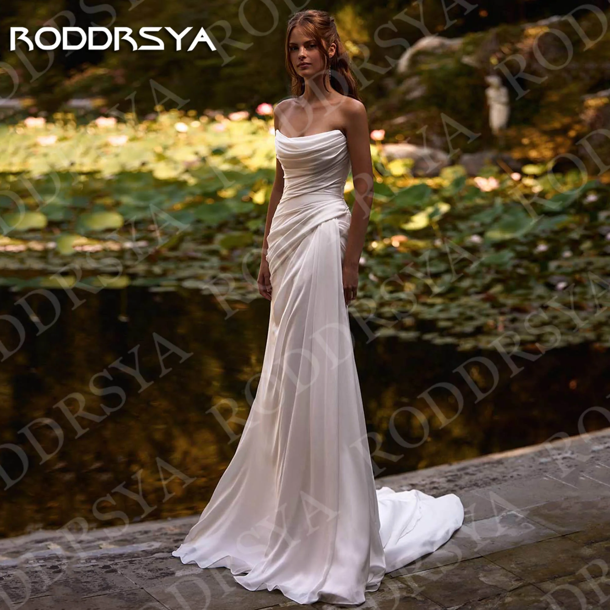 RODDRSYA 여성을위한 우아한 인어 새틴 웨딩 드레스 섹시한 로브 드 Strapless Pleats Bridal Dress 민소매 맞춤형 여자 섹시한 스트래플레스 플리트 신부 드레스 소매 없는 주문을 받아서 만드는 우아한 인조 사틴 결혼식 드레스