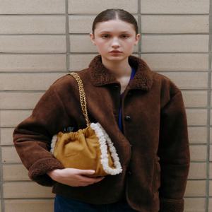 [코코체인] 스웨이드 가죽 체인숄더 S 브라운 JABA6E153