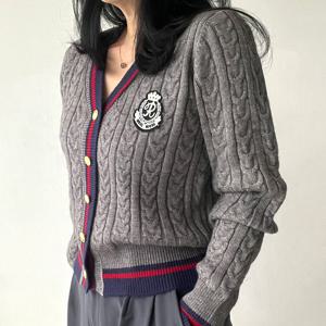 네모엔룩 와펜케이블 여성용 견장 배색 금장버튼 꽈배기 패턴 세미크롭 도톰 캐주얼 브이넥 케이블 니트 가디건