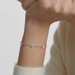 에센스 실버(W) 모이사나이트 플라워 스테이션 팔찌 HL4B61404W9175