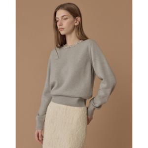 질스튜어트 뉴욕 여성 25FW 시즌오프그레이 비즈 디테일 울100 라운드넥 니트 JSSW5D410G2