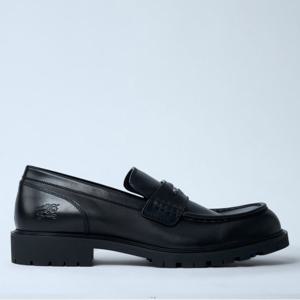 26 SS 버버리 MF Rougue EKD 모티프 브러쉬 레더 로퍼 블랙 8111385 A1189