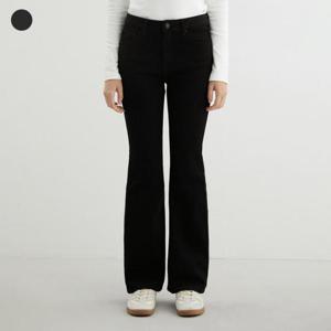 [게스]게스 여성 이중지 블랙 플레어붓컷_K YP4D9197