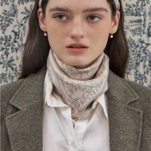 [헤지스] [뜨왈드주이]  베이지 사각 실크 스카프[HISC5F321I1]