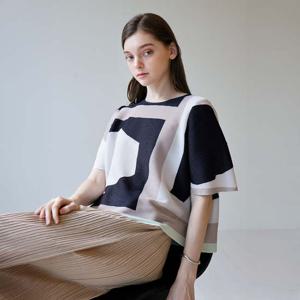 [요이츠] 기하학 프린트 플리츠 반팔 블라우스 블랙_YK05WRPBL04