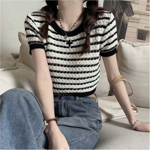 꽃잎 브로치 투톤 단가라 패턴 크롭 반팔 티셔츠