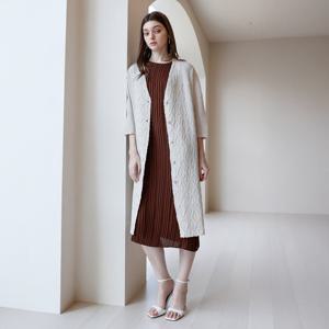 [요이츠] 엠보이드 텍스처 플리츠 스트레이트 코트_YJ05WNPCT01