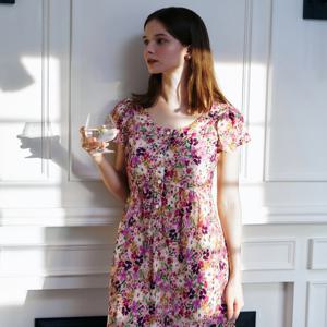 브라컵이 내장되어있는 얇고 시원한 잔꽃 패턴 실내복 원피스 WGN7172